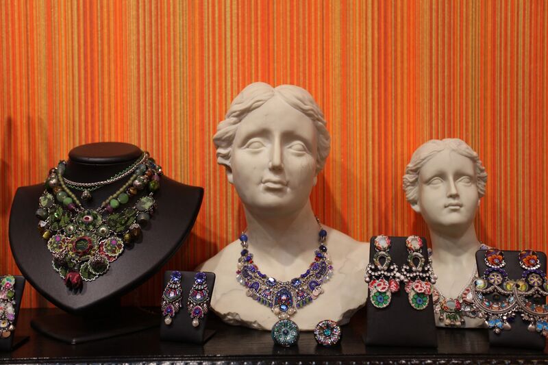 Colliers et boucles d’oreilles sur bustes de plâtre