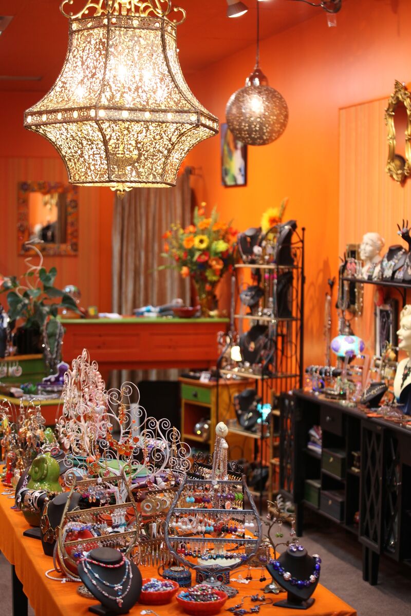 Un coin de la boutique, sous le lustre ciselé