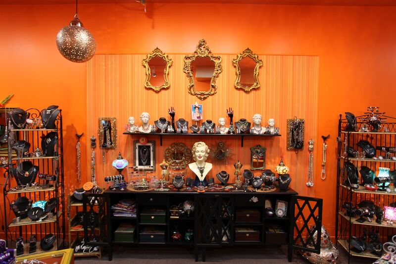 Le mur aux trois miroirs dorés