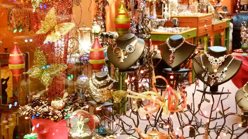 La vitrine, entre papillons dorés et colliers sur bustes